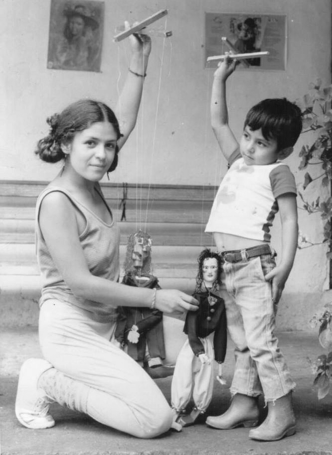 El artesano entrega la rana